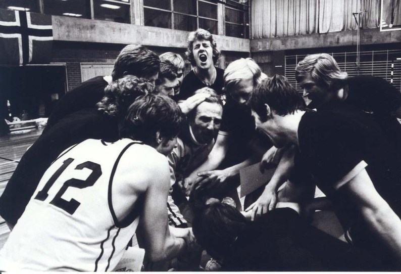 Den lille mannen i midten med en coach-vri som kanskje passet bedre på 70-tallet enn i dag.