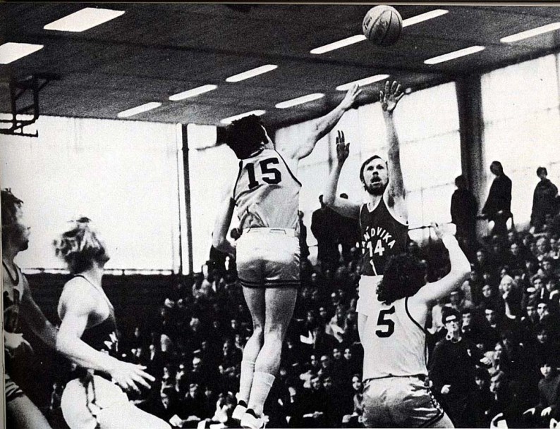 Pål Vik forsøker å blokke venstrehåndsskuddet til Jostein Mundal – i den første NM-finalen som virkleig fikk folk til å gå mann av huse.