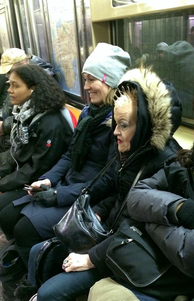 På subwayen i New York treffer du de underligste mennesker – også noen med alternative frisyrer...