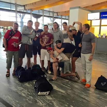 Forventningsfull gjeng på vei til USA. Det er bare Trond (Haugen) som ikke har skjønt at dette ikke er landslagstur ser det ut til.