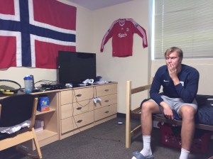 Ingen tvil om at det bor en nordmann her, og Johannes trives selv om det bor over 4 meter basketballspillere på veldig få kvadratmetre.